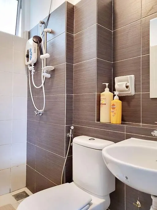 Walking Distance To Mount Austin 3 Rooms 6 Pax Johor Bahru