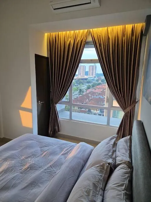 Walking Distance To Mount Austin 3 Rooms 6 Pax Johor Bahru
